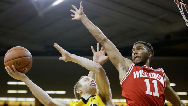 wisconsin-badgers-upsets-iowa-hawkeyes-big-ten-standings-postseason.jpg